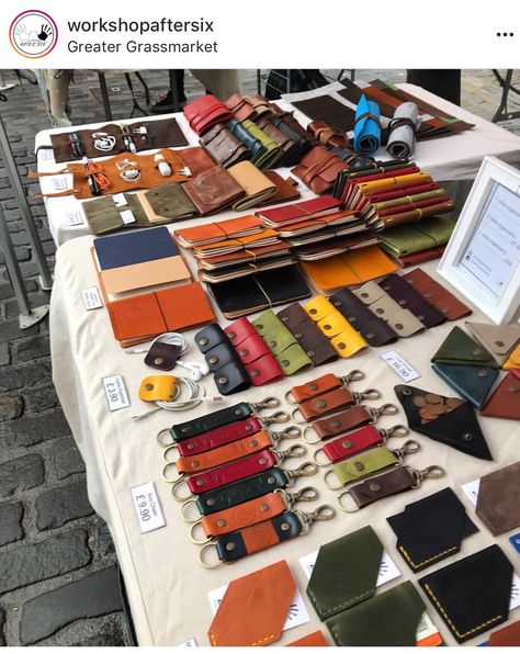 Leather Craft Booth Displays, Leather Display Booth, Leather Workshop Ideas Design, Wallet Display Ideas, Leather Workshop Ideas, Leather Keyring Diy, Diy Leather Working, Leather Working Projects, Leather Trunk