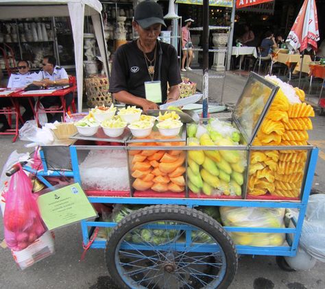 Mexican Fruit Stand, Juice Display, Fruit Cart, Fruits Juice, Fruit Store, Juice Cafe, Vis Dev, Hotel Uniform, Fruit Stand