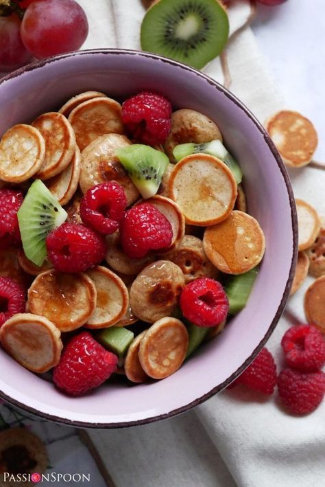 Pancake cereals - PassionSpoon Bowl of mini pancakes topped with fresh raspberries and kiwi slices, creating a vibrant and delicious breakfast. | Sky Rye Design Healthy Birthday Breakfast, Fairy Breakfast, Trendy Snacks, Pretty Pancakes, Dinner Pancakes, Cute Meals, Kids Breakfast Ideas, Birthday Breakfast Ideas, Cute Pancakes