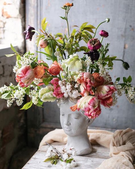 Anthropologie Europe (@anthropologieeu) • Instagram photos and videos Parrot Tulips Bouquet, Topiary Garden, Parrot Tulips, Flower School, Seasonal Flowers, Spring Blooms, Flower Market, Ikebana, Fresh Flowers