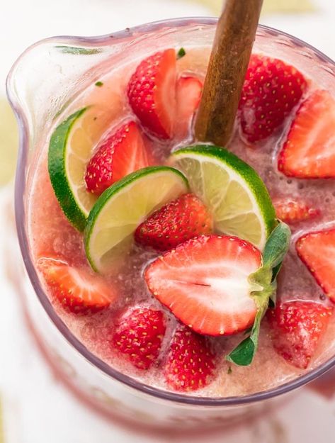 Strawberry Margarita Punch, Margarita Punch Recipe, Drinks Alcohol Recipes Party, Limeade Margarita, Margarita Punch, Easy Party Drinks, Champagne Margaritas, Strawberry Limeade, Party Drinks Alcohol