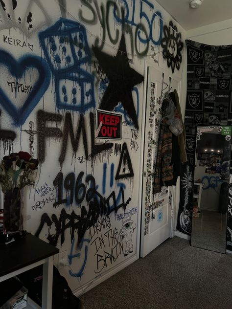 Lil Peep Room Decor, Graffiti Wall Art Bedroom, Punk Room Ideas, Skater Room, Graffiti Bedroom, Punk Room, Graffiti Room, Most Beautiful Homes, Grunge Bedroom