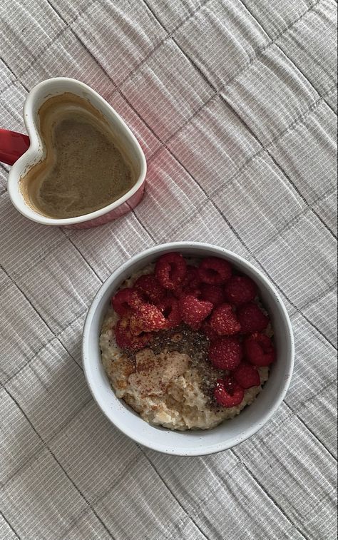 Raspberry Oatmeal Aesthetic, Oatmeal Aesthetic, Almond Butter Oatmeal, Raspberry Oatmeal, Bakery Foods, Raspberry Almond, Yogurt Bowl, Chia Seed Pudding, Healthy Sweets Recipes