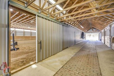 Indoor Riding Arena, Horse Riding Arena, Dream Barn Stables, Livestock Barn, Barn Layout, Stable Style, Horse Farm Ideas, Barn Hacks, Riding Arena