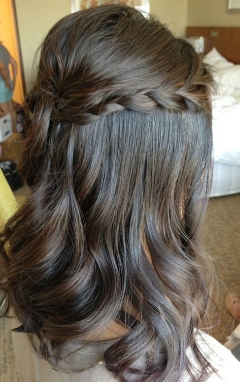 Gorgeous half up half down bridal hairstyle ideas to impress on your wedding day. // mysweetengagement.com // #wedding #bride #bridal #bridalhair #bridalhairstyle #weddinghairstyles #halfuphalfdown #hairstyles #bridalbeauty Curled Hair With Braid, Bridesmaid Hair Braid, Bridesmaid Hair Side, Asian Bridal Hair, Bridal Hair Half Up, Bridal Hairstyles With Braids, Wedding Hairstyles For Medium Hair, Wedding Hair Half, Bridesmaid Hair Long