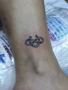 I would like this on my left ring finger Horseshoe Heart Tattoo, Country Tattoo Ideas Female, Horses Tattoo Ideas, Horse Bit Tattoo, Tattoo Ideas Horse, Tattoo Horseshoe, Horse Tattoo Ideas, Equine Tattoo, Small Horse Tattoo