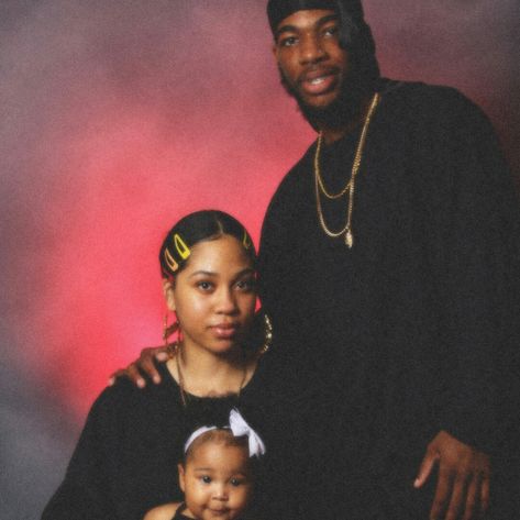 2000s Party Theme, 90s Photoshoot, 90s Couples, 2000s Photoshoot, Y2k Photoshoot, Photography Sketchbook, Cute Pregnancy Pictures, Maternity Photography Poses Couple, Mother Photos