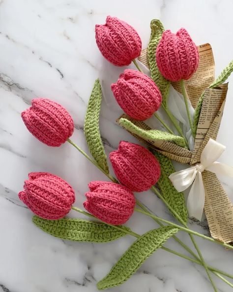 Hermosos Tulipanes en Crochet Patron Gratis MUY FACIL! - Crochetisimo Snowman Amigurumi, Bouquet Crochet, Crochet Free Patterns, Crochet Leaf Patterns, Crochet Flowers Easy, Crochet Snowman, Crochet Flowers Free Pattern, Crocheted Flowers, Crochet Bouquet