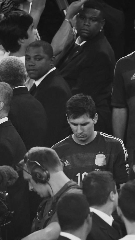 Messi Mood, Messi Crying, Lionel Messi Wife, Messi And Wife, Messi World Cup, Antonella Roccuzzo, Fc Barcelona Wallpapers, Lionel Messi Wallpapers, Messi Photos