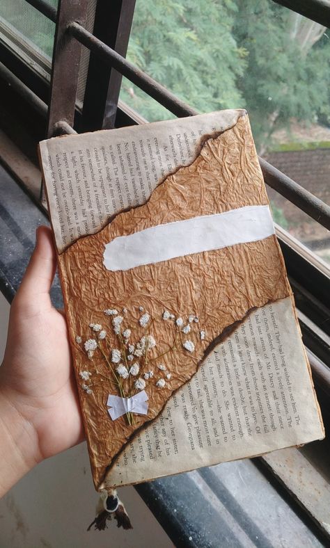 Coffee stained cover, dried baby breath flower bunch. Vintage Journal Cover, Dried Baby Breath, Baby Breath Flower, Book Cover Diy, Poetry Anthology, Flower Bunch, Notebook Ideas, Baby Breath, Vintage Journal