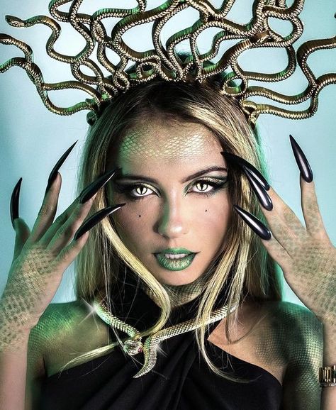 Medusa Diy Costume Outfit, Medusa Outfit Halloween, Medusa Makeup Halloween, Medusa Makeup Ideas, Cosplay Medusa, Medusa Photoshoot, Halloween Costumes For Big Boy, Snake Makeup, Medusa Nails