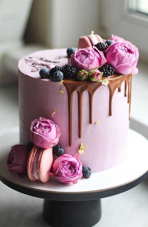 1. Pink cake with pink flowers Wow you friend & family with this jaw-droppingly pink cake. This pink buttercream is covered chocolate sponge cake... Gökkuşaği Pasta, Fancy Birthday Cakes, Nursing Cake, Whiskey Cake, Beautiful Cake Designs, Birthday Cakes For Women, Beautiful Birthday Cakes, Cakes For Women, Birthday Cake Recipe