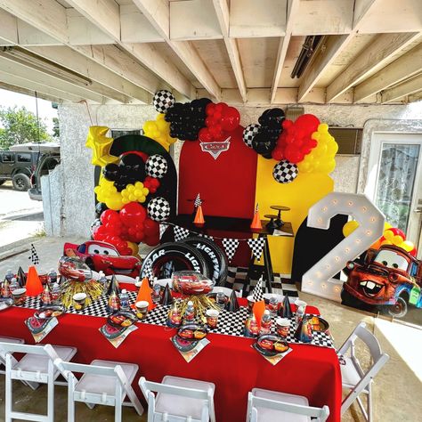 Mcqueen Birthday Party, Hot Wheels Themed Birthday Party, 3rd Birthday Party For Boy, Backdrop Balloons, Mcqueen Birthday, Transportation Birthday Party, Cars Birthday Party, Lighting Mcqueen, 2nd Birthday Party For Boys