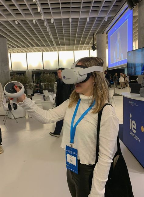 Alumna: Celia Hinojal Matamala Título de la experiencia: ieuniversity, gafas de realidad virual Objetivo: La realidad virtual y las gafas tridimensionales hace posible que los estudiantes exploren el entorno y ayuda a tratar numerosos temas en educación que, de otra manera, serían inalcanzable. Conclusión/mensaje fuerza: Puede que la realidad virual y el metaverso sera digital, pero su impacto será real y ayudará a la transformación de la educación y derivará a grandes conocimientos y cambios. Vr Goggle, Goggles, Electronics, Electronic Products