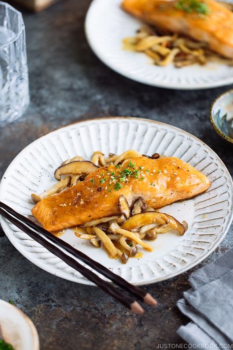 Quick, easy, and delicious Miso Butter Salmon (味噌バターサーモン) with sautéed shiitake and shimeji mushrooms. Everything is ready in less than 30 minutes, perfect for #weeknightmeal #japanesefood #asianfood #miso #misobutter #salmon | Easy Japanese Recipes at JustOneCookbook.com Miso Butter Salmon, Yakimeshi Recipe, Miso Salmon, Asian Meals, Miso Butter, Garlic Butter Salmon, Recipes Seafood, Easy Japanese Recipes, Butter Salmon