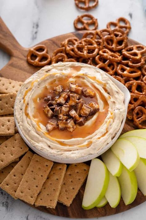 My Baking Addiction Snicker Dip Recipe, Thanks Giving Dips, Snickers Dip Recipe, Friends Giving Dessert, Work Meeting Snack Ideas, Desserts For Friendsgiving, Appetizers For Friendsgiving, Morning Tailgate Food Ideas, Thanksgiving Dips Easy