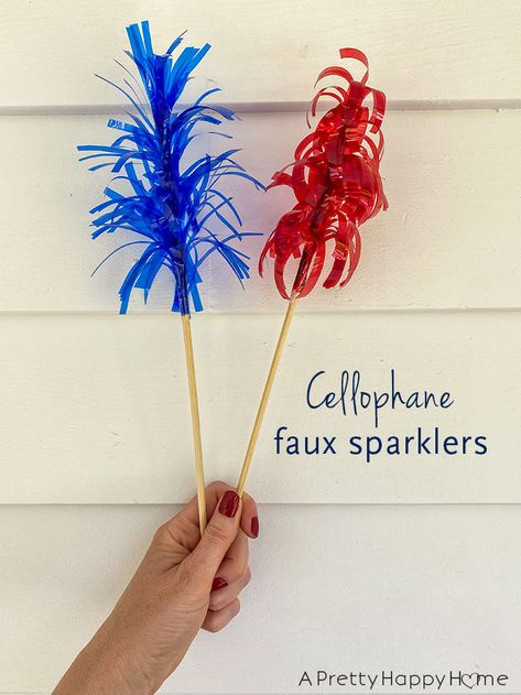 Easily create cellophane faux sparklers or mega frill picks using cellophane and wood skewers. Perfect 4th of July or New Year's Eve decoration. Diy Fireworks, How To Make Fireworks, Diy Foil, How To Make Crepe, Diy Props, 4th July Crafts, Floral Picks, Bonfire Night, New Years Eve Decorations