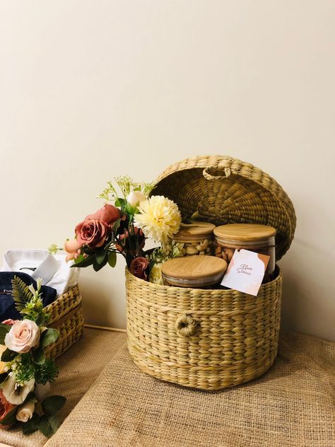 Rustic theme wedding favors Wedding Invitation Hamper Ideas, Wedding Card Invitation Hamper, Indian Wedding Hampers For Guests, Wedding Room Hampers, Wedding Invite Hamper, Rustic Theme Wedding, Wedding Hampers, Aesthetic Wedding, Wedding Engagement Gifts