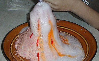 Ketchup and Baking Soda Volcano Volcano Recipe, Making A Volcano, Kitchen Science Experiments, Chemistry Projects, Kitchen Science, Science Experiments For Preschoolers, Baking Soda Vinegar, Science Party, Fair Projects