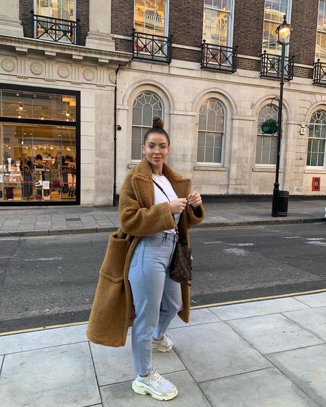 Morning beautiful people Balenciaga Triple S Outfit, Triple S Outfit, Naomi Genes, Fall Attire, Women Fashion Edgy, Boots Women Fashion, Balenciaga Triple S, Nyc Fashion, Blazer Fashion