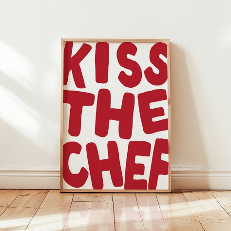 Kiss the chef Art Print | Funny bold preppy red Typography Kitchen Wall Decor | Dining Room Print Poster | Living Room Art Print | Funny quote art | Restaurant decor | Cafe Wall Decor  💗DIGITAL DOWNLOAD ONLY | Instantly download and print our digital wall art for a quick and affordable way to decorate your space. Our art prints also make excellent gifts, or you can use them as cute and unique wallpapers for your phone! Once purchased, your files will be instantly downloadable via your 'purchase Retro Kitchen Art, Retro Wall Art Ideas, Kitchen Posters Decor, Kitchen Art Ideas, Quotes For Kitchen, Funky Kitchen Decor, Posters Handmade, Posters For Kitchen, Kiss The Chef