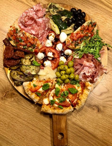 [Homemade] Italian Charcuterie Board : food Italian Food Platter, Italian Food Charcuterie Board, Italian Board Night, Charcuterie Pizza Board, Italian Charcuterie Boards, Italian Board Appetizer, Italian Board Ideas, Pizza Board Charcuterie, Italian Themed Charcuterie Board