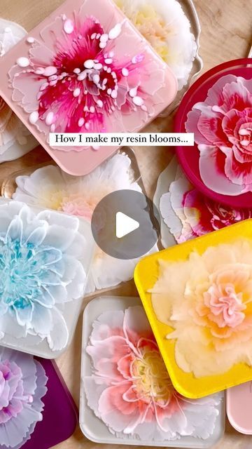 Resin Artist | Joanne Kophs on Instagram: "First step! SAVE & SHARE!   🌸This is a repost with a BONUS!  I am answering my most asked questions from you about pouring blooms! 🌸  ⭐️⭐️MOST ASKED QUESTIONS⭐️⭐️  ❓How long do I let my first layer of resin sit before I pipe my details?  The resin should be around 35-40c. For me that takes around 10ish minutes depending on room temperature. I have an infrared thermometer (link in bio) to measure the temperature of my resin. Experiment with pouring at different temperatures/times to see what works with your resin.   ❓What is the premixed resin I am piping in that bag?   This is from the same batch of resin that I have let sit for 10-15 mins in a cup. When it has reached ideal temperature, I mix about 1oz of resin with about 10 drops of my white p Creative Resin Ideas, Using Alcohol Inks In Resin, Resin And Flowers, Alcohol Ink In Resin, Flowers In Epoxy Resin, Resin Bloom Technique, Epoxy Flowers, Easy Resin Crafts, Resin Cups