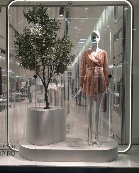 Fashion Window Display Boutiques, Fashion Store Window Display, Window Store Design, Window Display Design Fashion, Clothing Window Display, Display Window Design, Store Window Design, Retail Display Ideas, Luxury Window Display