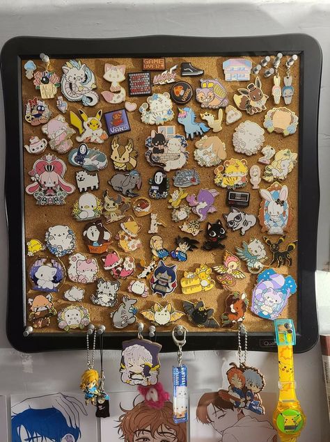 Anime Cork Board, Anime Cork Board Ideas, Cork Board Inspo Aesthetic, Aesthetic Cork Board Ideas, Aesthetic Cork Board, Corkboard Aesthetic, Cork Board Ideas For Bedroom, Otaku Room, Anime Room