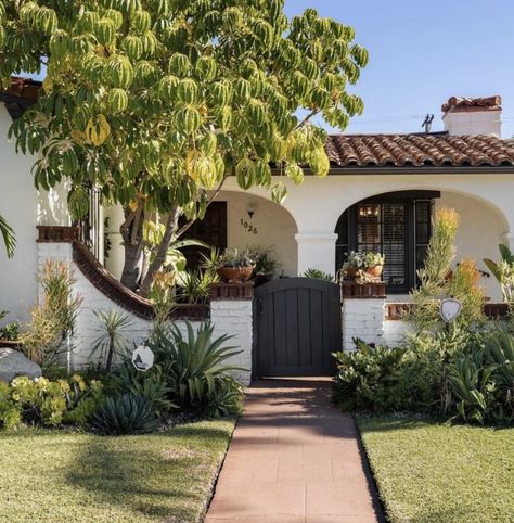 Spanish Ranch Style Homes, Old Spanish Style Homes, Modern Spanish Home, Quotes Home Decor, Spanish Exterior, House In Los Angeles, Spanish Bungalow, Hacienda Style Homes, Quotes Home