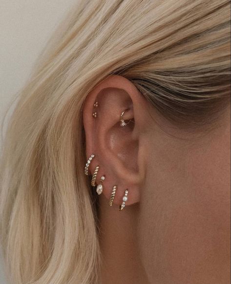 Ear Piercings Gold, Piercings Gold, Earlobe Piercings, Piercing Inspiration, Ear Piercings Chart, Piercing Chart, Double Ear Piercings, Piercing Inspo, Diy Easter Gifts