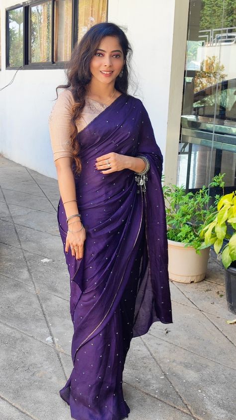 Elegant purple color saree look Saree Blouse Combination Color Combos, Voilet Saree Combination Blouse, Violet Saree Blouse Combination, Purple Color Combinations Outfit, Purple Saree Blouse Combination, Purple Saree Look, Purple Saree Blouse, Purple Color Saree, Office Lookbook