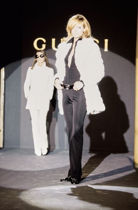 Gucci Fall 1995 Ready-to-Wear Fashion Show - Amber Valletta Gucci 1995, Tom Ford Gucci, Gucci Runway, Satin Shirts, Runway Fashion Couture, Original Supermodels, American Fashion Designers, Vintage Couture, Runway Looks