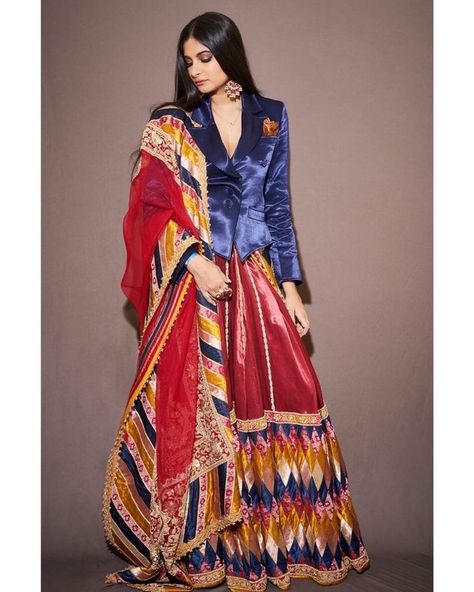 #Trending: Lehengas With Blazers Is A New Rage & Just In Time For Winter Weddings Of 2020 | WedMeGood Isha Ambani Wedding, Wedding Outfit Indian, Winter Wedding Outfit, Jackets For Winter, Lehenga Images, Ambani Wedding, Isha Ambani, Winter Wedding Fashion, Jacket Lehenga