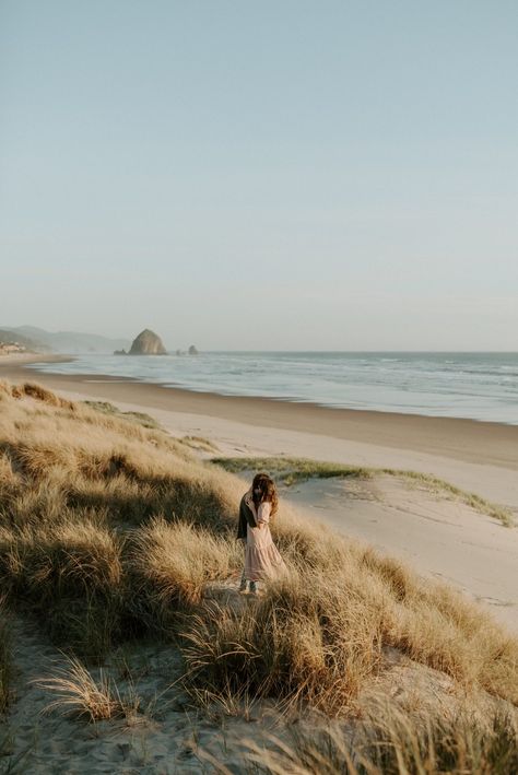 Cannon Beach Engagement Session - Anais Possamai Photography Monterey Engagement Photos, Oregon Beach Photoshoot, Cannon Beach Photoshoot, Cannon Beach Maternity Photos, Canon Beach Elopement, Beach Engagement Shoot Ideas, Canon Beach Engagement Photos, Cannon Beach Oregon Photography, Cannon Beach Elopement