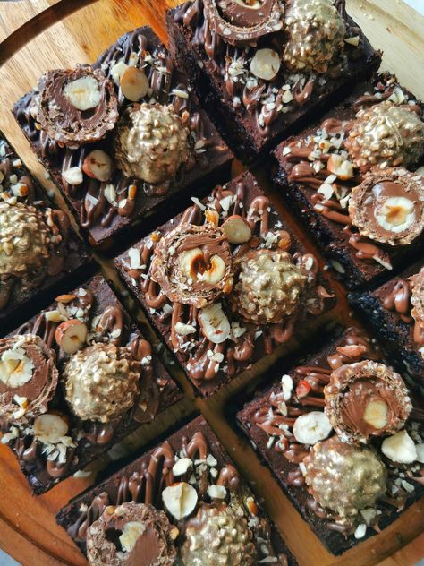 Brownie Slabs Decorated, Brownies For Birthday, Brownie Decoration Ideas, Fine Dining Brownie, Brownies Decoration, Decorating Brownies, Pretty Brownies, Brownie Decoration, Cute Brownies