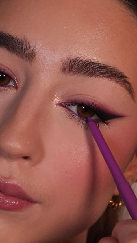 Easy Eyeshadow Tutorial, Smokey Liner, Purple Liner, Easy Eyeshadow, Purple Eyeliner, Smokey Eyeliner, Beginners Eye Makeup, Purple Eye Makeup, Eye Makeup Techniques