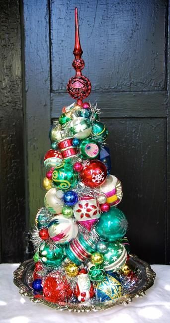 Gorgeous Alternative Christmas Trees Created with Christmas Balls, Contemporary Design Ideas Vintage Christmas Decor Ideas, Retro Christmas Decorations, Vintage Christmas Crafts, Vintage Christmas Decor, Glass Christmas Tree, I Love Christmas, Noel Christmas, Vintage Christmas Ornaments, Vintage Christmas Decorations