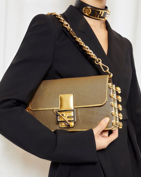 Kim Jones, Luxury Bags Collection, Hot Bags, Versace Bags, Classic Bags, Trending Handbag, Bag Trends, Women's Handbags, Mode Vintage