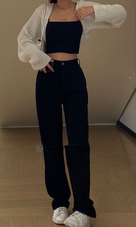 Black Cropped Cardigan Outfit, Crop Cardigan Outfit, Outfit Inspo Streetwear, Knitted Bolero, Streetwear Fashion Outfits, Black Cropped Cardigan, White Sneakers Outfit, Bolero Shrug, Cropped Cardigan Sweater