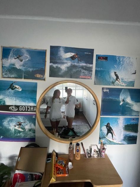 Surfer Style Room, Beach Bedroom Aesthetic, Beach Aesthetic Bedroom, Surf Room Ideas, Surfer Bedroom, Surf Bedroom, Surfer Room, Surf Room Decor, Ocean Room Decor