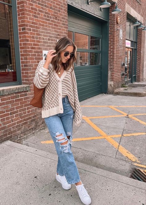 Pink Checkered Cardigan Outfit, Brown Checkered Vans Outfit, Beige Cardigan Outfit Fall, Checkered Cardigan Outfit, Checkered Shirt Outfit Women, Checker Cardigan, Layla Aesthetic, Beige Cardigan Outfit, Chunky Cardigan Outfit