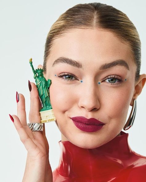 Maybelline New York (@maybelline) • Fotos y videos de Instagram Gigi Hadid Maybelline, Lifestyle Advertising, Matt Jones, Photographer Advertising, Maybelline New York, Beauty Icons, Gigi Hadid, Beauty Queens, Statue Of Liberty