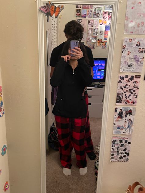 Matching Pjs Pants For Couples, Matching Pajama Pants Couple Aesthetic, Couple Matchy Outfits, Cute Couple Pics Pjs, Matxhing Pj Pants, Red Plaid Pajama Pants Outfits Aesthetic, Matching Pjs, Cute Pjs, Flannel Pants