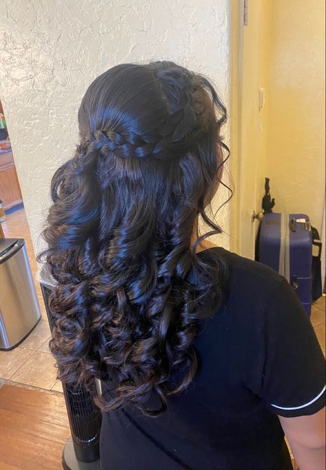 Quinceanera Hairstyles Half Up Half Down, Xv Hair, Half Up Hair Do, Quince Makeup, Quince Hair, Half Down Prom Hairstyles, Quince Planning, Prom Hairstyle Ideas, Half Up Half Down Prom