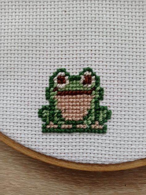 Cross stitch frog Embroidery Frog Pattern, Tiny Frog Cross Stitch, Christmas Frog Cross Stitch, Cute Cross Stitch Ideas, Frog Cross Stitch Pattern Free, Cross Stitch Frog Pattern, Gravity Falls Cross Stitch, Frog Pixel Art, Frog Cross Stitch Pattern