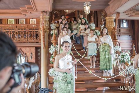 Thai wedding Thai Wedding Ceremony, Lao Wedding, Laos Wedding, Green Thai, Khmer Wedding Dress, Thai Costume, Thai Wedding, Stage Ideas, Thai Culture