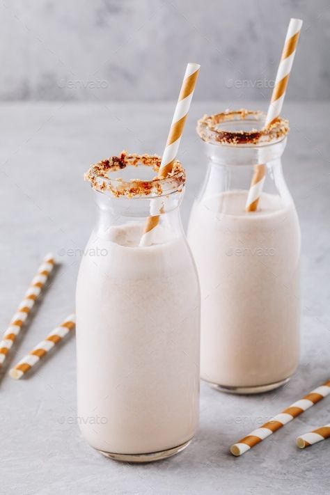 Vanilla milkshake in glass bottles on a gray background Vanilla Background, Milkshake Glasses, Cookie Milkshake, Milkshake Maker, Milkshake Machine, Ramos Gin Fizz, Summer Beverages, Ice Cream Shake, Smoothie Straw