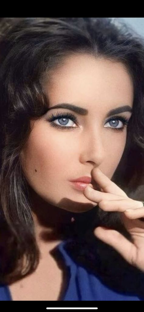 Young Elizabeth Taylor, Elizabeth Taylor Eyes, Elizabeth Taylor Richard Burton, Classic Hollywood Glamour, Hollywood Beauty, Vintage Actresses, Richard Burton, Old Hollywood Actresses, Princess Caroline Of Monaco