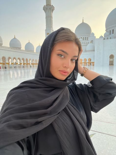 Mosque Outfits Women, Dubai Mosque Outfit, Mosque Outfit, Uae Outfit, Dubai Desert Outfit, Stylish Hijab Outfits, Dubai Looks, Hijabi Dubai, Abu Dhabi Mosque